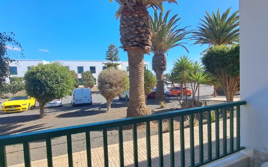 Amplio apartamento en planta baja, a 15 minutos del centro de playa blanca con dos dormitorios- 018