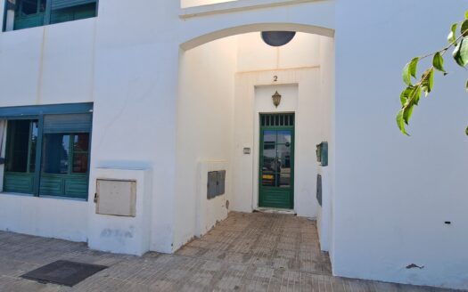 Amplio apartamento en planta baja, a 15 minutos del centro de playa blanca con dos dormitorios- 018