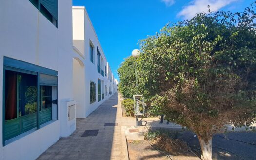 Amplio apartamento en planta baja, a 15 minutos del centro de playa blanca con dos dormitorios- 018