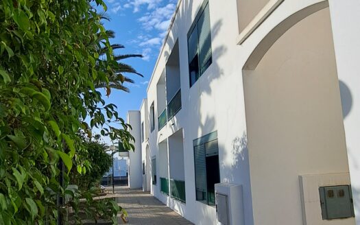 Amplio apartamento con dos dormitorios cerca centro playa blanca y del colegio e instituto, para entrar a vivir- 006