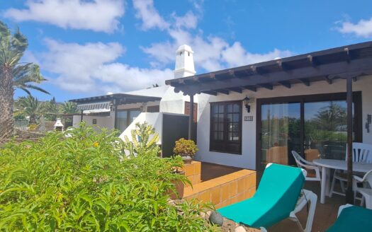 Bungalow en venta en complejo turístico junto al puerto principal y paseo marítimo de Playa Blanca-005