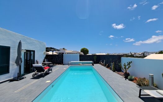 Casa Independiente con piscina privada en una sola planta en Las Coloradas, Playa Blanca – ¡Tu Refugio Perfecto te Espera!-010