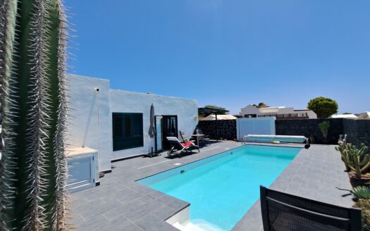 Casa Independiente con piscina privada en una sola planta en Las Coloradas, Playa Blanca – ¡Tu Refugio Perfecto te Espera!-010