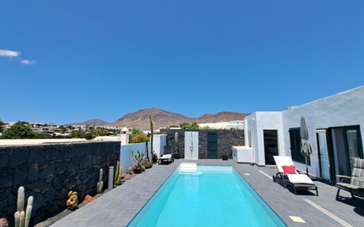 Casa Independiente con piscina privada en una sola planta en Las Coloradas, Playa Blanca – ¡Tu Refugio Perfecto te Espera!-010