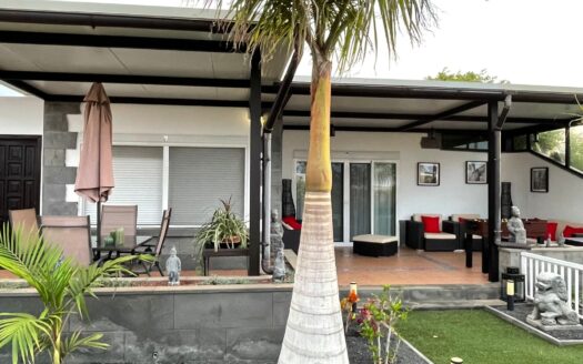 Villa independiente en una sola planta, amplia parcela y a pocos metros del centro de playa blanca y del paseo marítimo- 012
