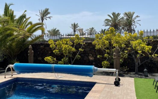 Villa independiente en una sola planta, amplia parcela y a pocos metros del centro de playa blanca y del paseo marítimo- 012