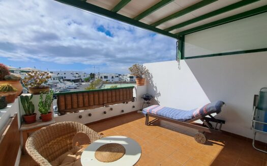 Apartamento en planta alta, en el centro de Playa Blanca, amplio y luminoso , con terraza orientada al sur- 000