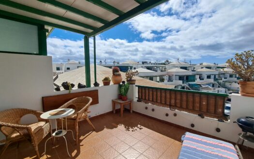 Apartamento en planta alta, en el centro de Playa Blanca, amplio y luminoso , con terraza orientada al sur- 000