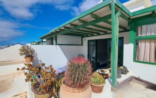 Apartamento en planta alta, en el centro de Playa Blanca, amplio y luminoso , con terraza orientada al sur- 000