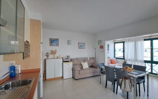 Apartamento luminoso y en buen estado de conservación en el centro de Playa blanca, primer piso- 000