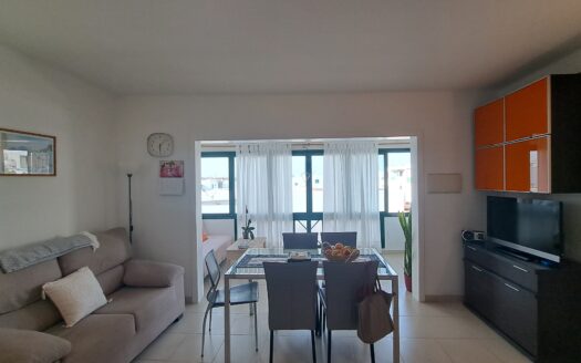 Apartamento luminoso y en buen estado de conservación en el centro de Playa blanca, primer piso- 000