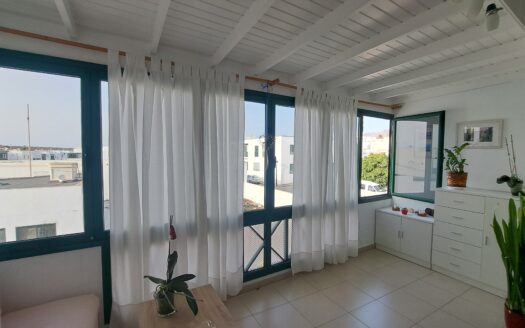 Apartamento luminoso y en buen estado de conservación en el centro de Playa blanca, primer piso- 000